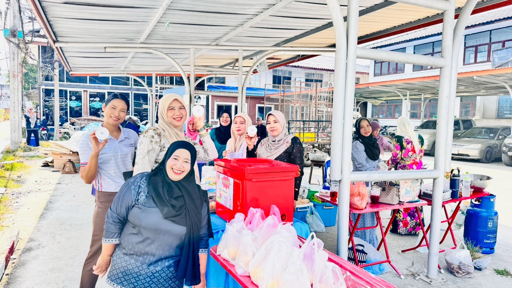 สพอ.บาเจาะ จ.นราธิวาส ดำเนินกิจกรรม "ตลาดปาโจสร้างรัก รายได้สร้างสุข"ภายใต้การดำเนินงานตลาดประชารัฐคนไทยยิ้มได้